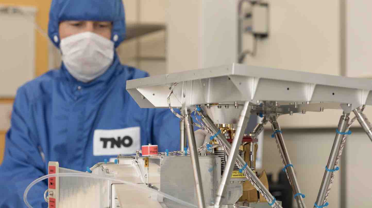 Photo TNO scientist with the Multi Spectral Imager (MSI), an instrument on the ESA satellite