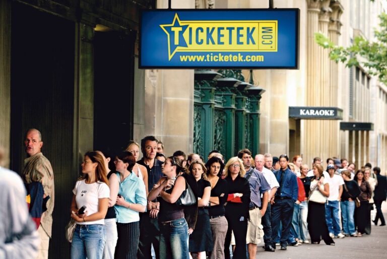 People queuing up at Ticketek in central Sydney on 17 January 2005.
